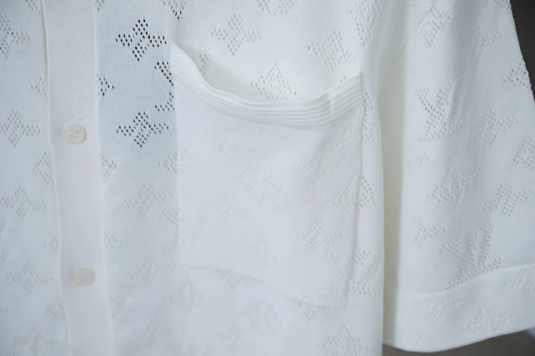 🅿️240 high-quality LV Louis 2025 spring and summer new, hollow jacquard knitted cardigan, the fabric is made of 150D/48F polyester special-shaped optical long fiber thread ➕40 count double-ply ring-spun pure cotton yarn, woven with a 24-needle cylindrical jacquard loom imported from Italy, the upper body is more textured S M L XL
